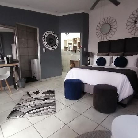 Roxy'S Rest Guest House Vanderbijlpark Eksteriør bilde