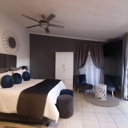 Roxy'S Rest Guest House Vanderbijlpark Eksteriør bilde