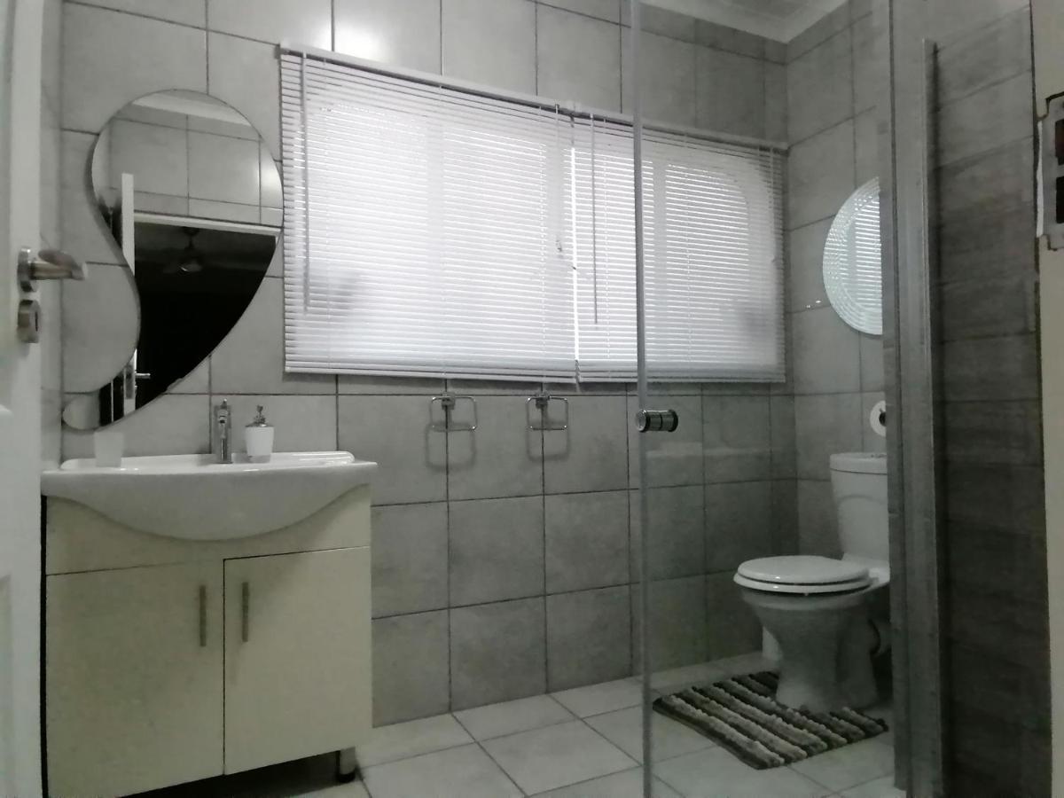 Roxy'S Rest Guest House Vanderbijlpark Eksteriør bilde