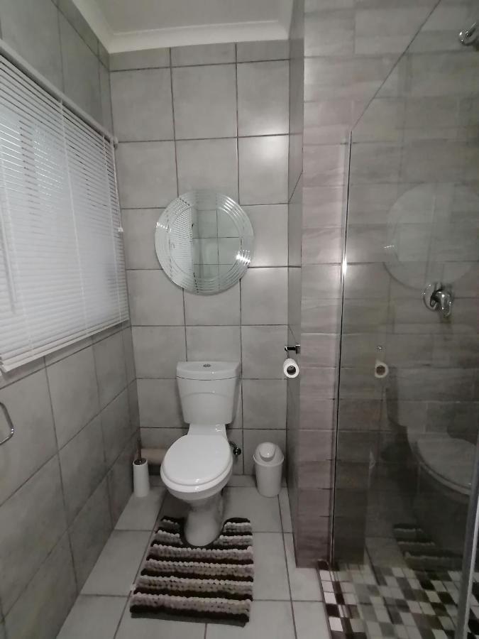 Roxy'S Rest Guest House Vanderbijlpark Eksteriør bilde