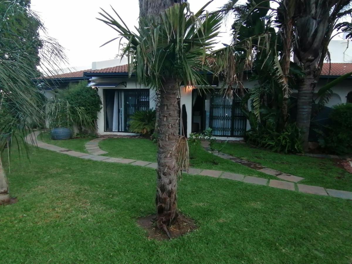 Roxy'S Rest Guest House Vanderbijlpark Eksteriør bilde