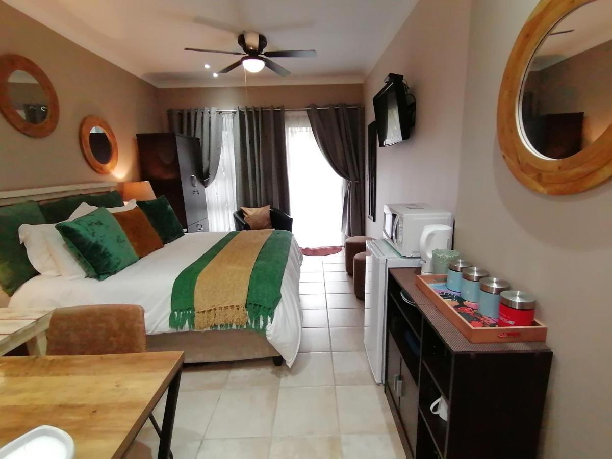 Roxy'S Rest Guest House Vanderbijlpark Eksteriør bilde