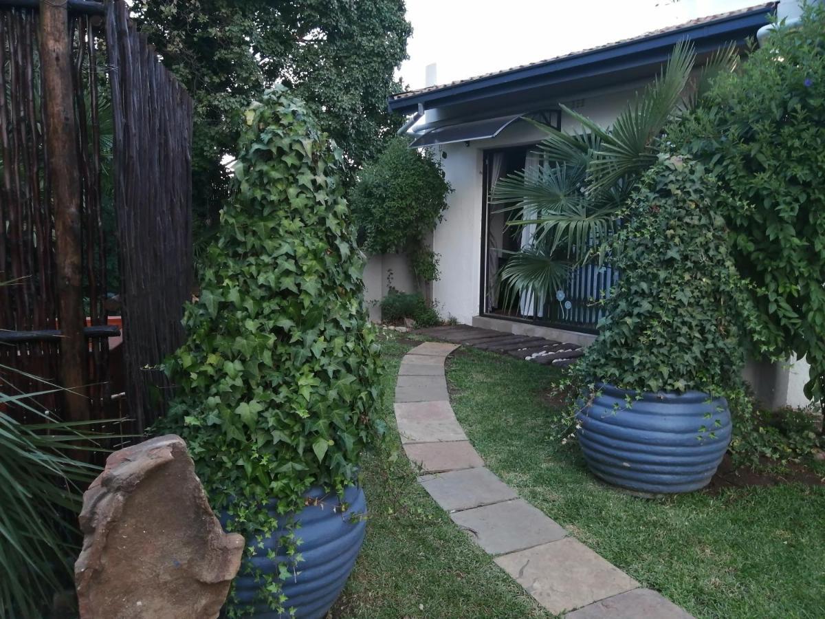 Roxy'S Rest Guest House Vanderbijlpark Eksteriør bilde