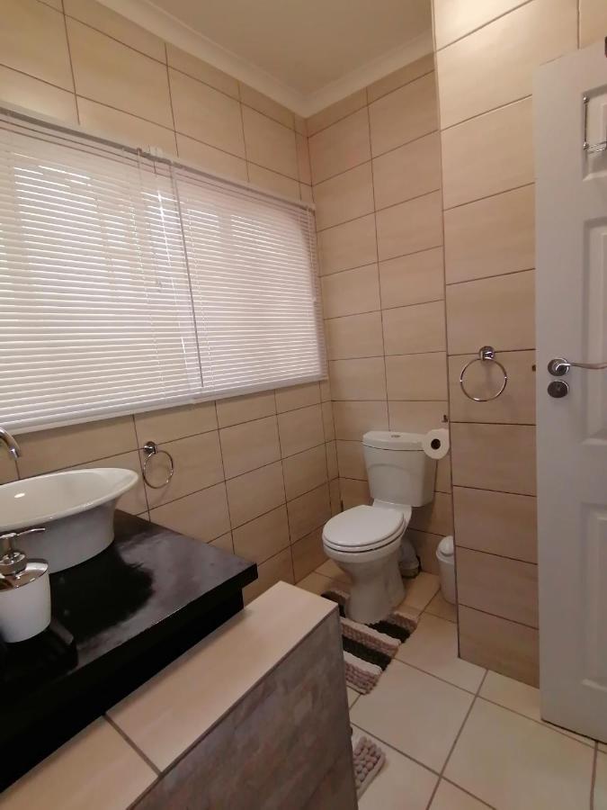 Roxy'S Rest Guest House Vanderbijlpark Eksteriør bilde