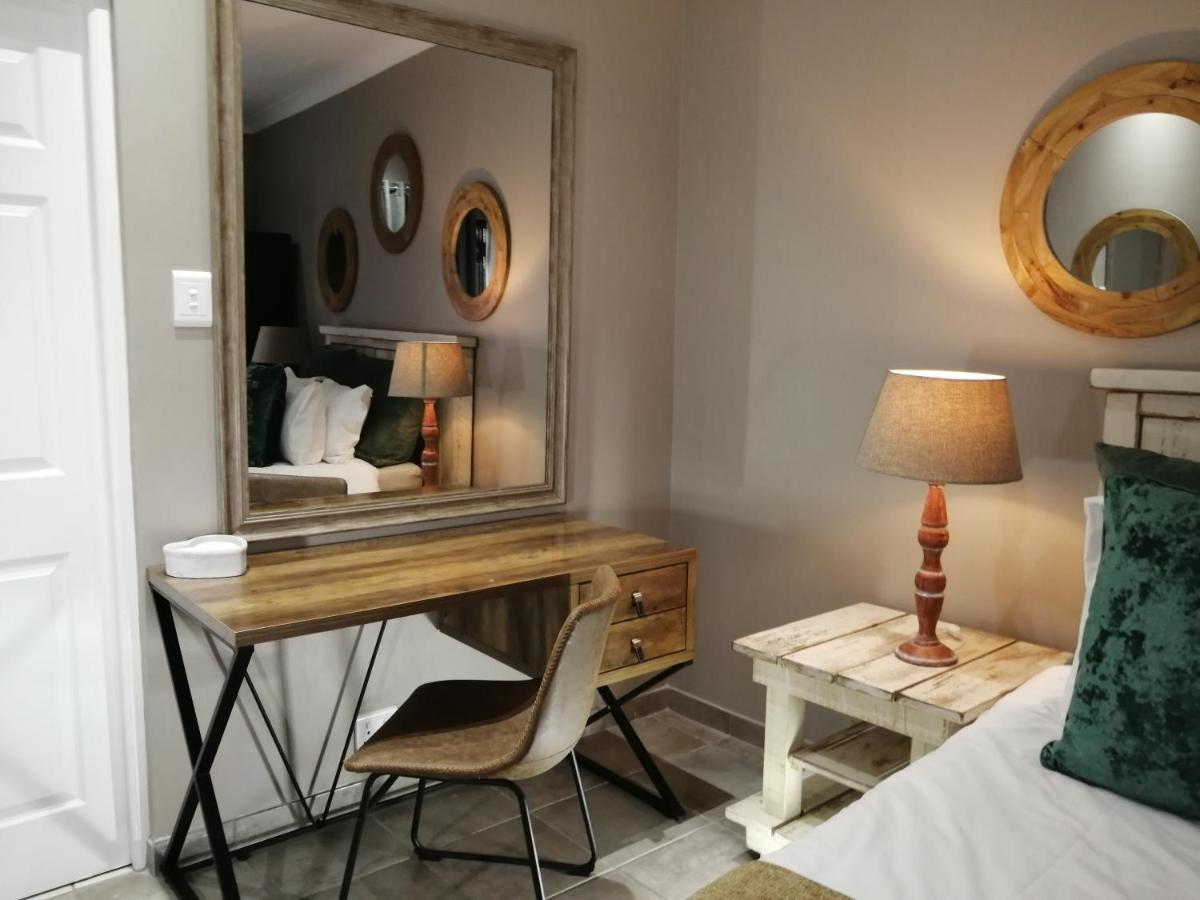 Roxy'S Rest Guest House Vanderbijlpark Eksteriør bilde