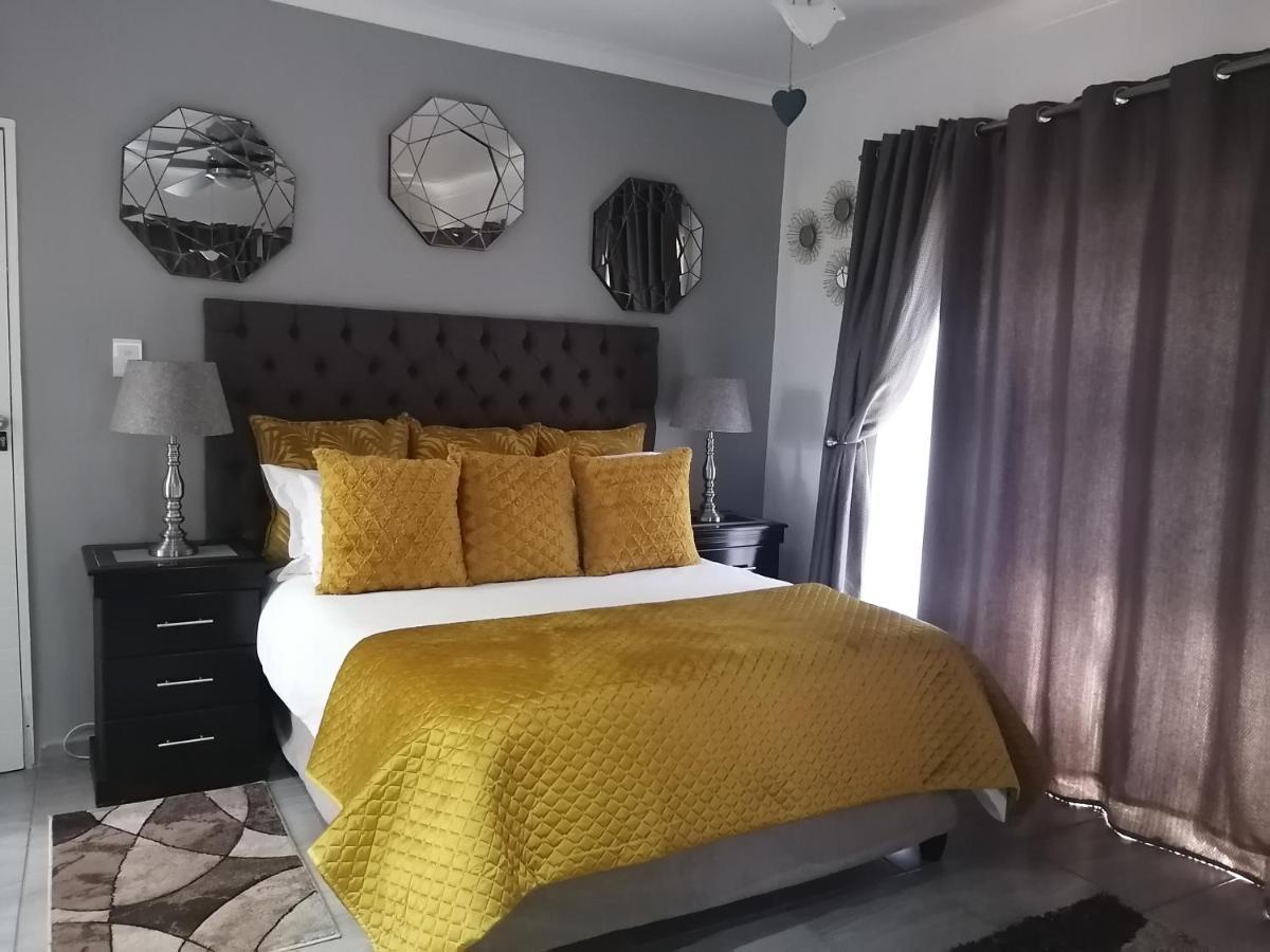 Roxy'S Rest Guest House Vanderbijlpark Eksteriør bilde