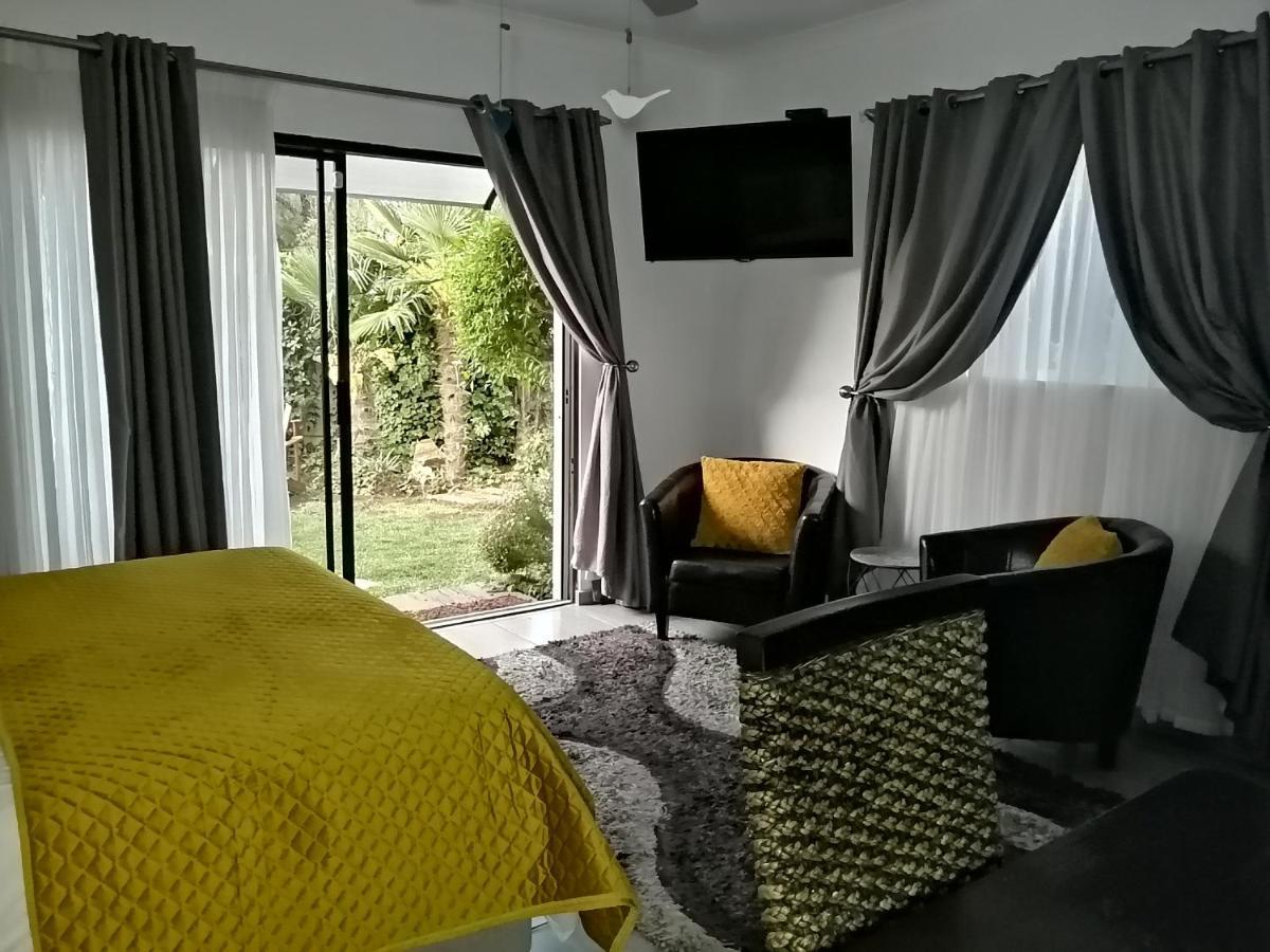 Roxy'S Rest Guest House Vanderbijlpark Eksteriør bilde