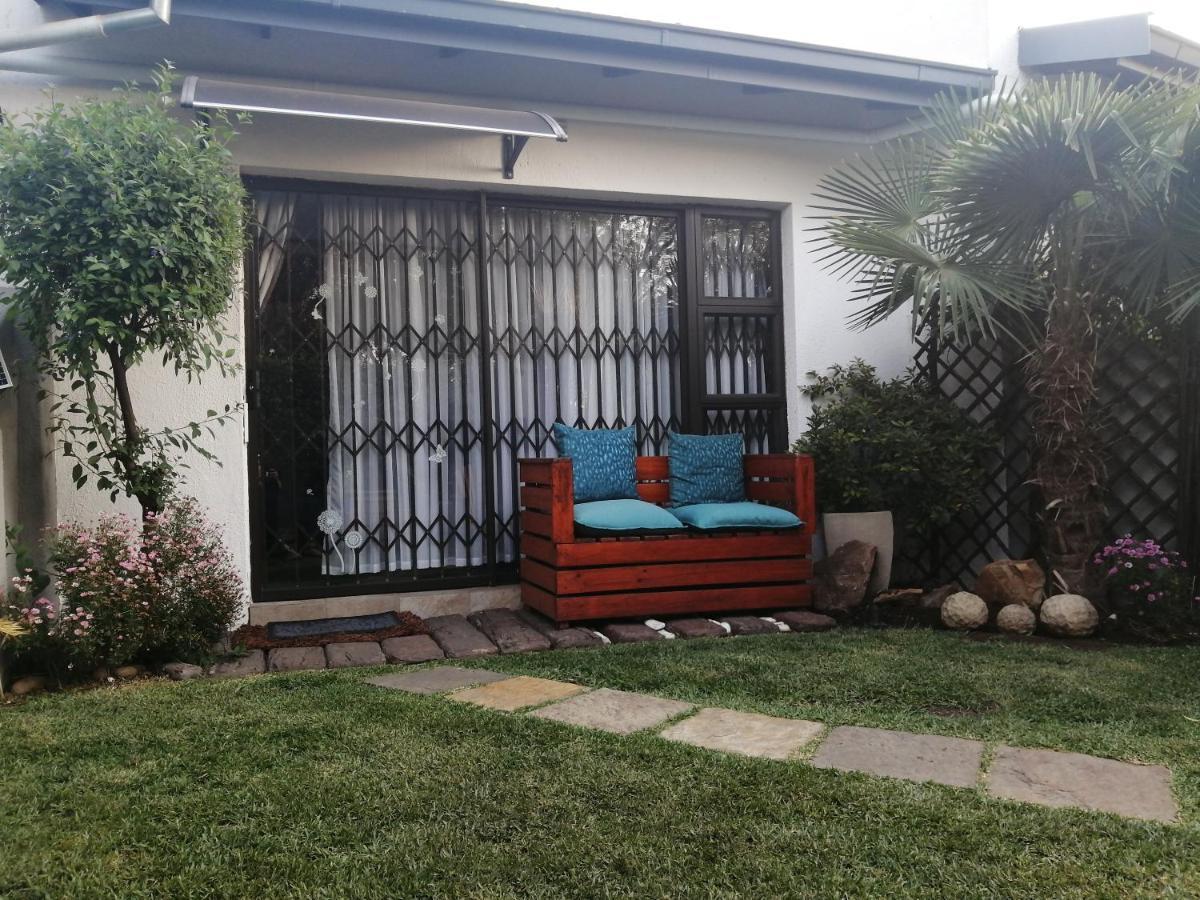 Roxy'S Rest Guest House Vanderbijlpark Eksteriør bilde