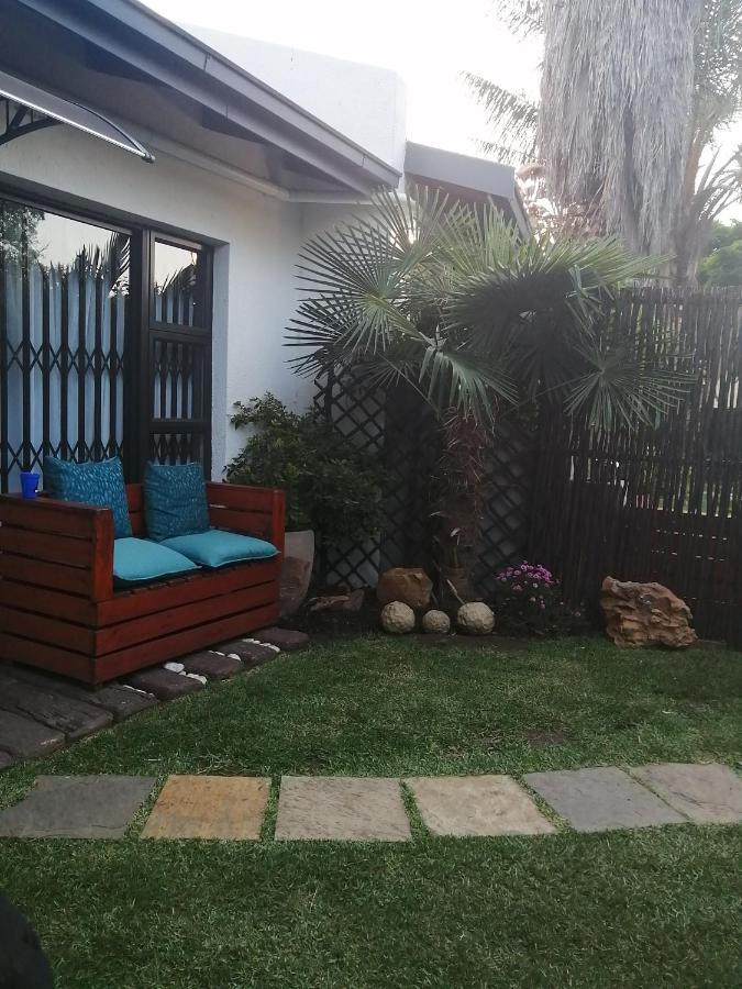 Roxy'S Rest Guest House Vanderbijlpark Eksteriør bilde