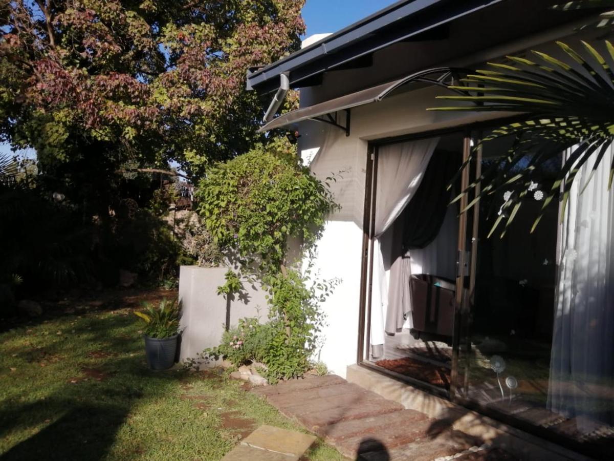 Roxy'S Rest Guest House Vanderbijlpark Eksteriør bilde