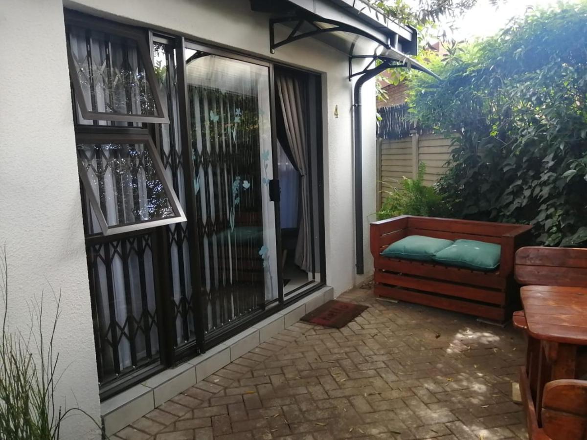 Roxy'S Rest Guest House Vanderbijlpark Eksteriør bilde
