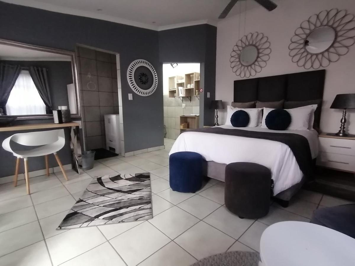 Roxy'S Rest Guest House Vanderbijlpark Eksteriør bilde