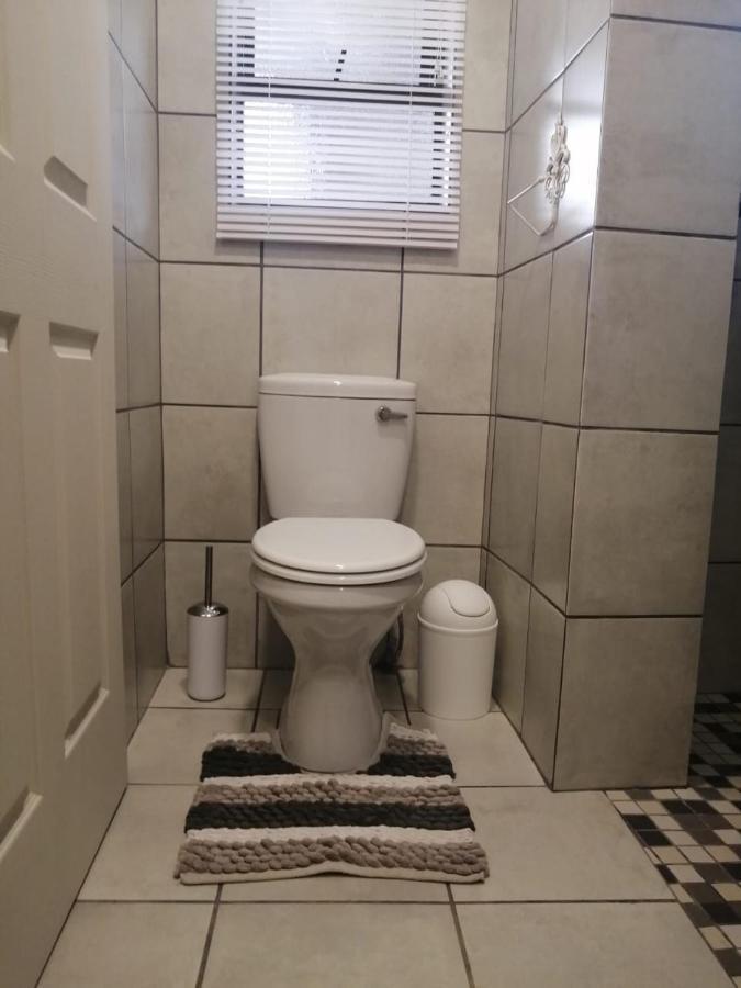 Roxy'S Rest Guest House Vanderbijlpark Eksteriør bilde