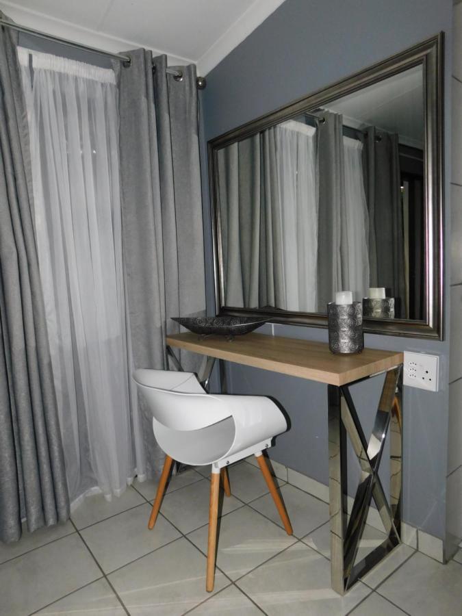 Roxy'S Rest Guest House Vanderbijlpark Eksteriør bilde