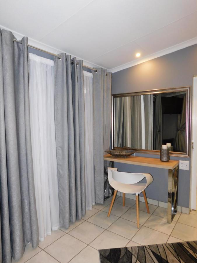 Roxy'S Rest Guest House Vanderbijlpark Eksteriør bilde