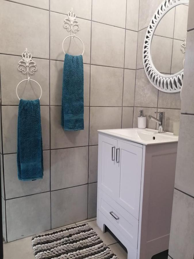 Roxy'S Rest Guest House Vanderbijlpark Eksteriør bilde