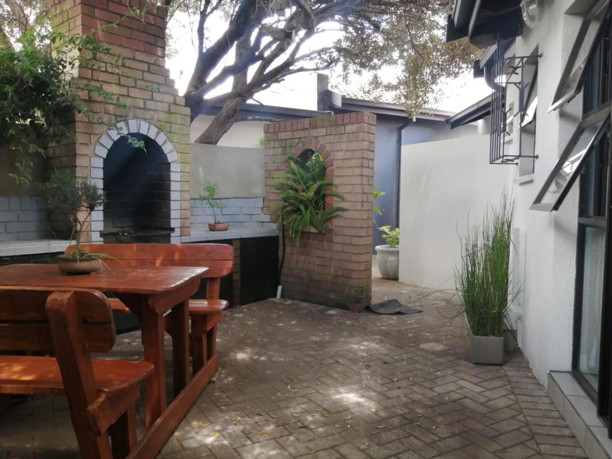Roxy'S Rest Guest House Vanderbijlpark Eksteriør bilde