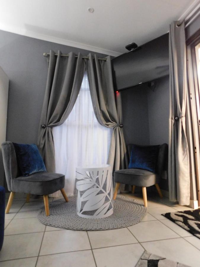 Roxy'S Rest Guest House Vanderbijlpark Eksteriør bilde