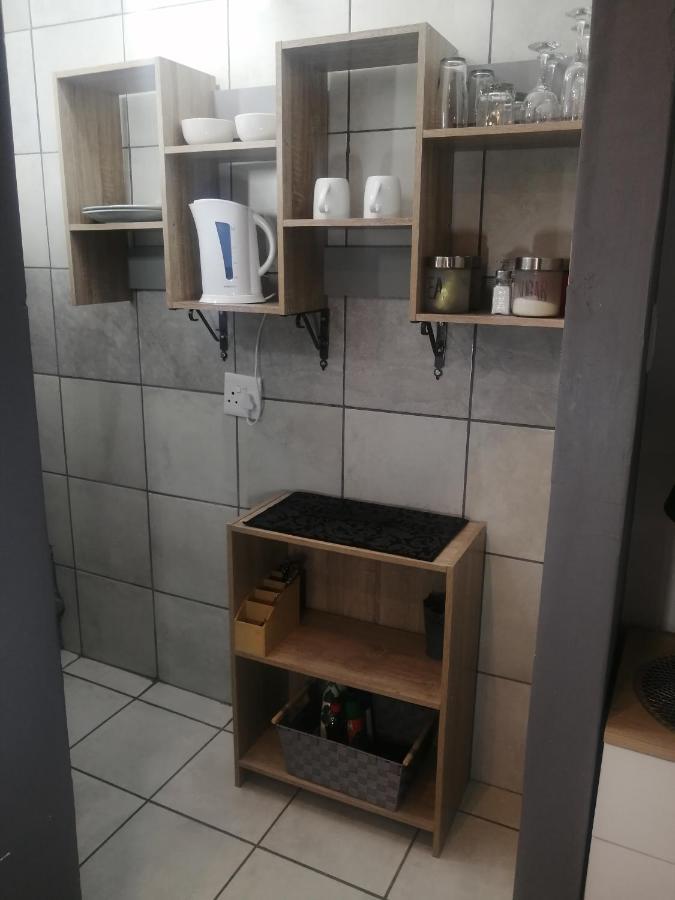 Roxy'S Rest Guest House Vanderbijlpark Eksteriør bilde